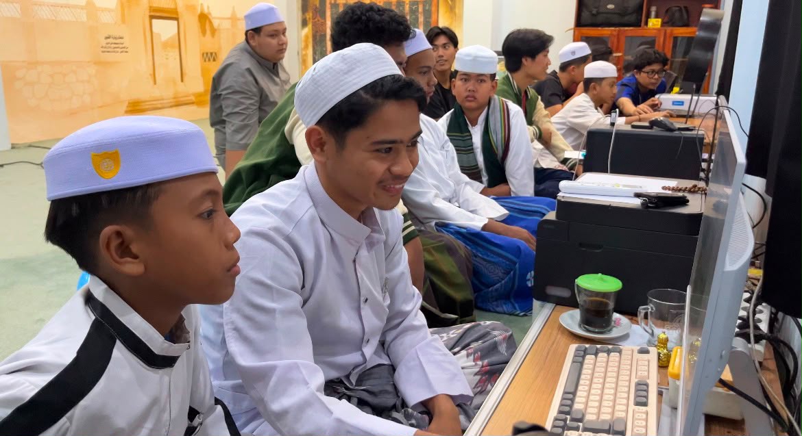 Asah Keterampilan Santri di Era Digital, Mahasiswa KKN Gelar Workshop Desain Infografis di Pondok Ribath Attaqwa Krejengan