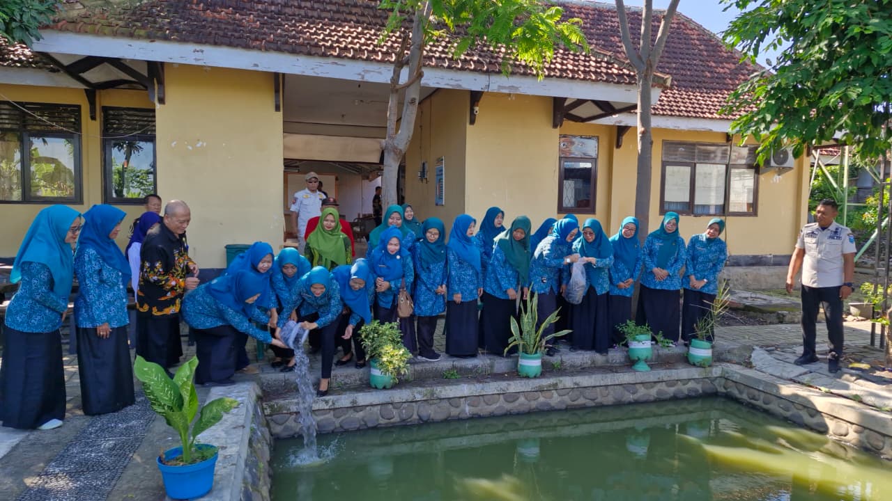 SEREMONIAL TEBAR BENIH IKAN NILA WARNAI KEGIATAN TP PKK KABUPATEN PROBOLINGGO DI KECAMATAN KREJENGAN